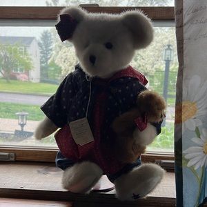 Boyd’s bear with stand